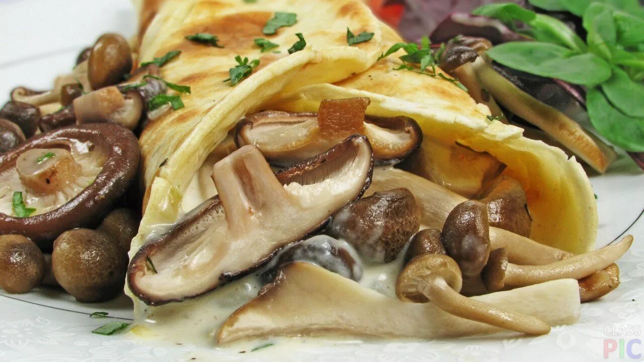 Блины с мясом и грибами. Блины с грибами. блины с грибной начинкой. блинчики с мясом и грибами.