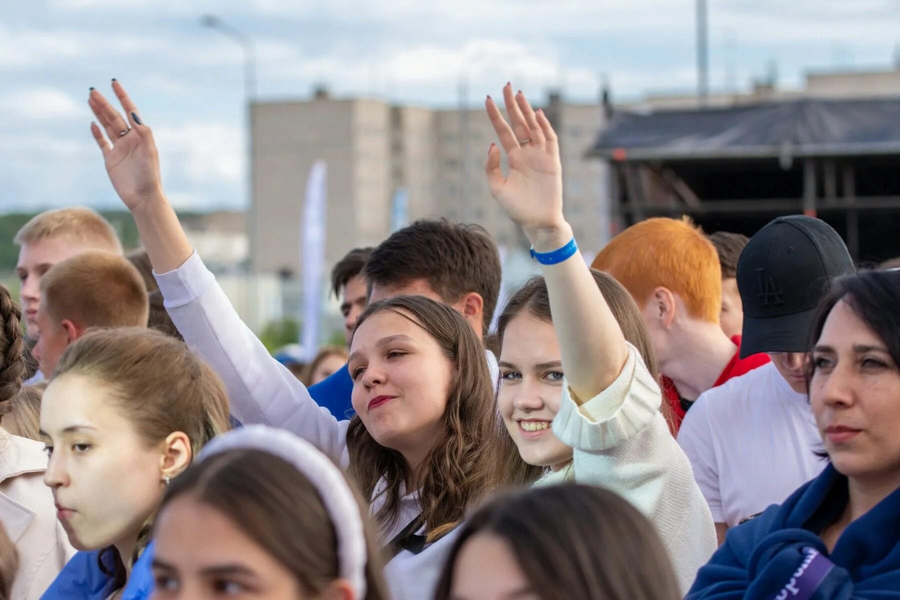 Молодежь. Арктический берег 2022 выпускники. Выпускники школы. Фестиваль выпускников на набережной кола.