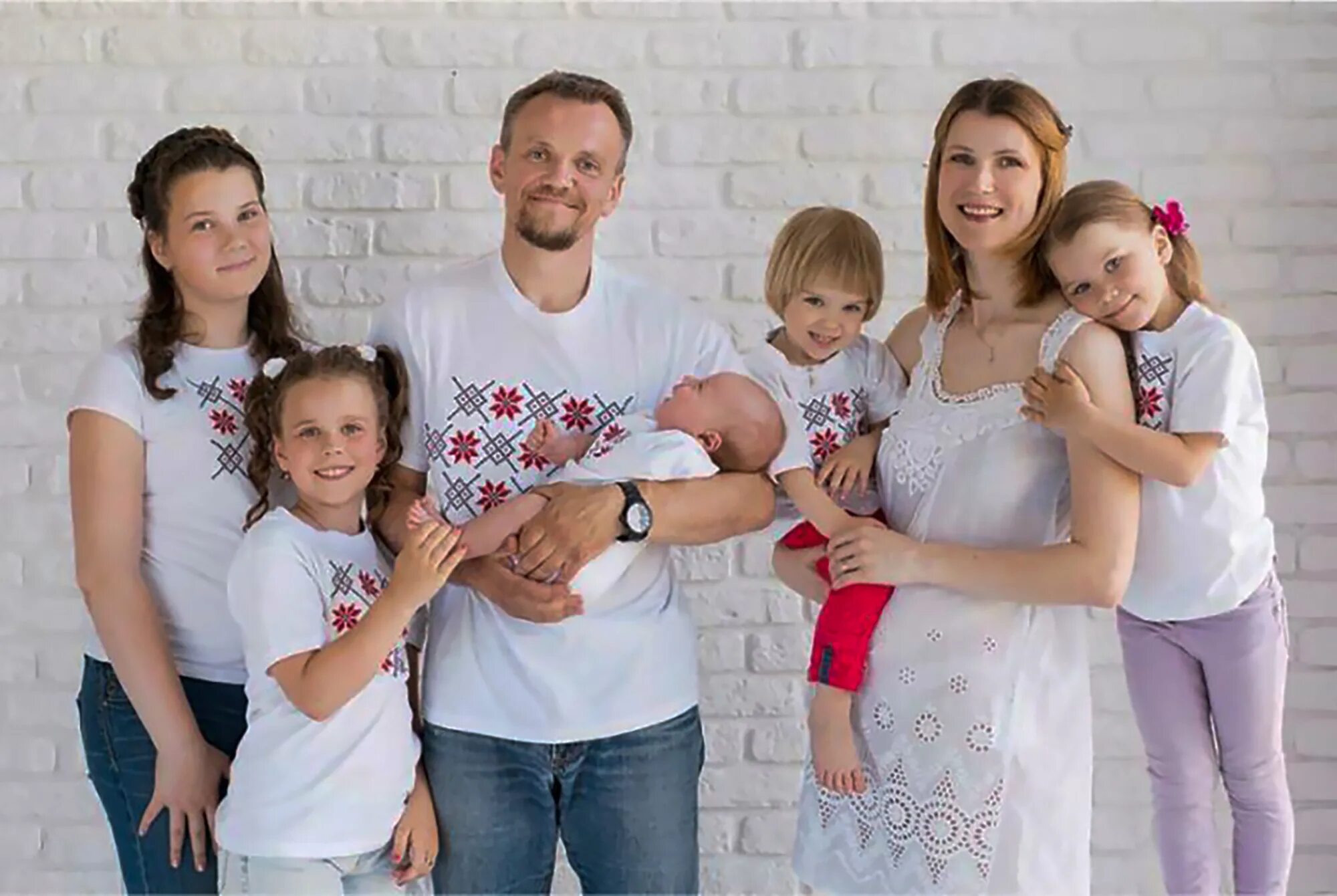 Многодетная семья отказала. Многодетная семья. белорусская семья. русские многодетные семьи. современная русская семья.