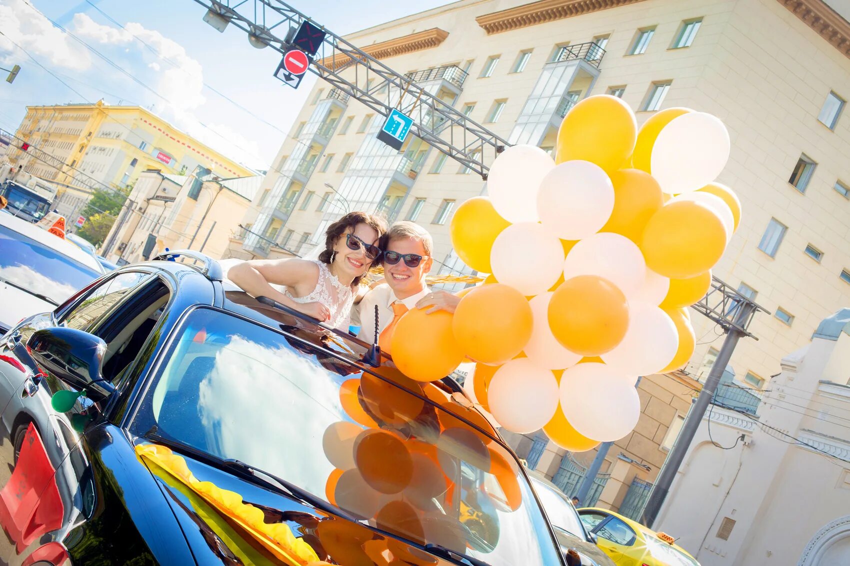 Доставка гелия спб. Гелиевые шары реклама на авто. Фотосессия шары и машина. Доставщик шаров. Гелиевые шары с людьми.