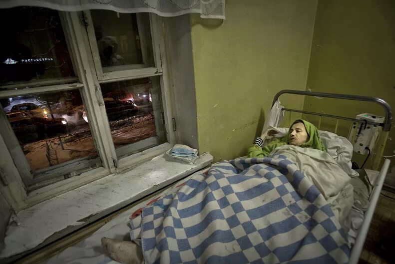 Ночлежка на вертикальной стене. Ночлежка для бездомных в томске. Ночлежка для бездомных спб. Приют ночлежка в спб. Ночлежка на боровой в спб.