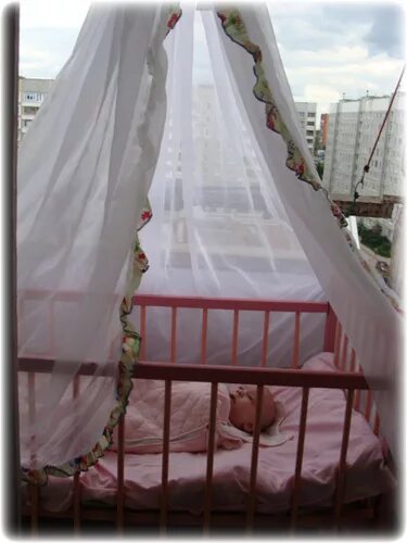 Спать на балконе. Прогулка с ребенком на балконе. Детские коляски на балконе. Сон на балконе. Сон на балконе летом.