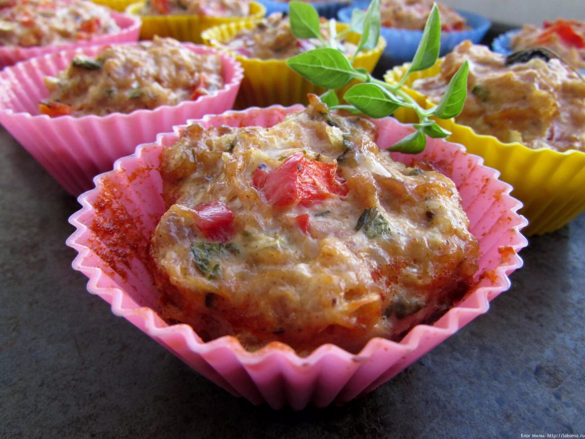 Куриные маффины. Маффины с помидорами. куриные маффины с перцем. маффины с грудкой и сыром.