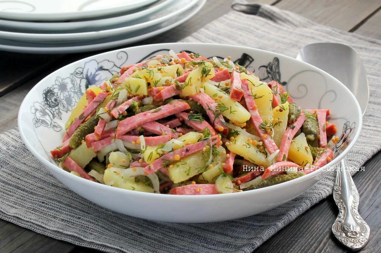 Немецкий картофельный салат Kartoffelsalat. Немецкий картофельный салат с солеными огурцами. Салат с колбасой и огурцами. Салат с баварскими колбасками и картофелем. Картошка с копченой колбасой