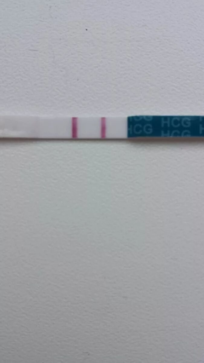 Тест полоска на беременность положительный. Тест на беременность 2 полоски. Ложноположительный тест на беременность. Положительный тест на беременность две полоски. Картинки 2 полоски на тесте