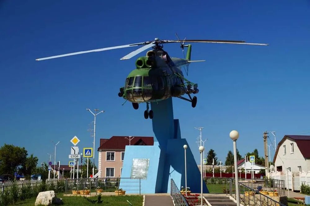 Вертолет в Татищево. Г Татищево Саратовская область. Вертолет ми8 памятник Ноябрьск. Памятник “вертолет ми-6” Нюрба.