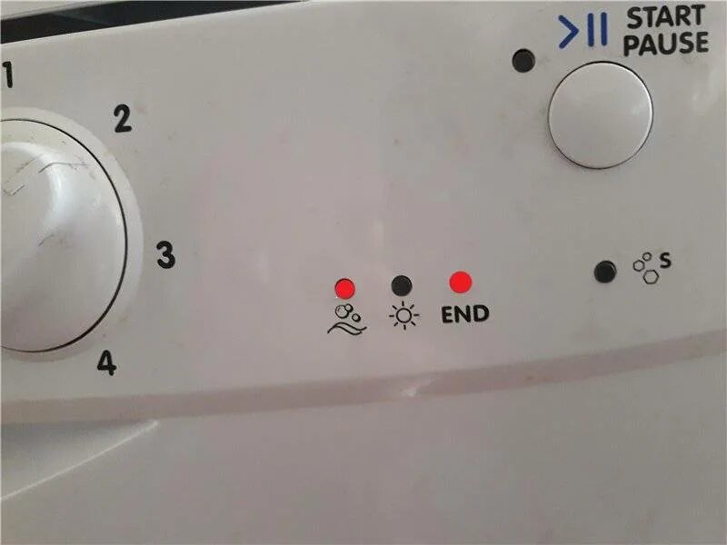 Мигает стирка индезит. Индезит 0517 посудомоечная индикаторы. Индикаторы на посудомоечной машине Индезит.