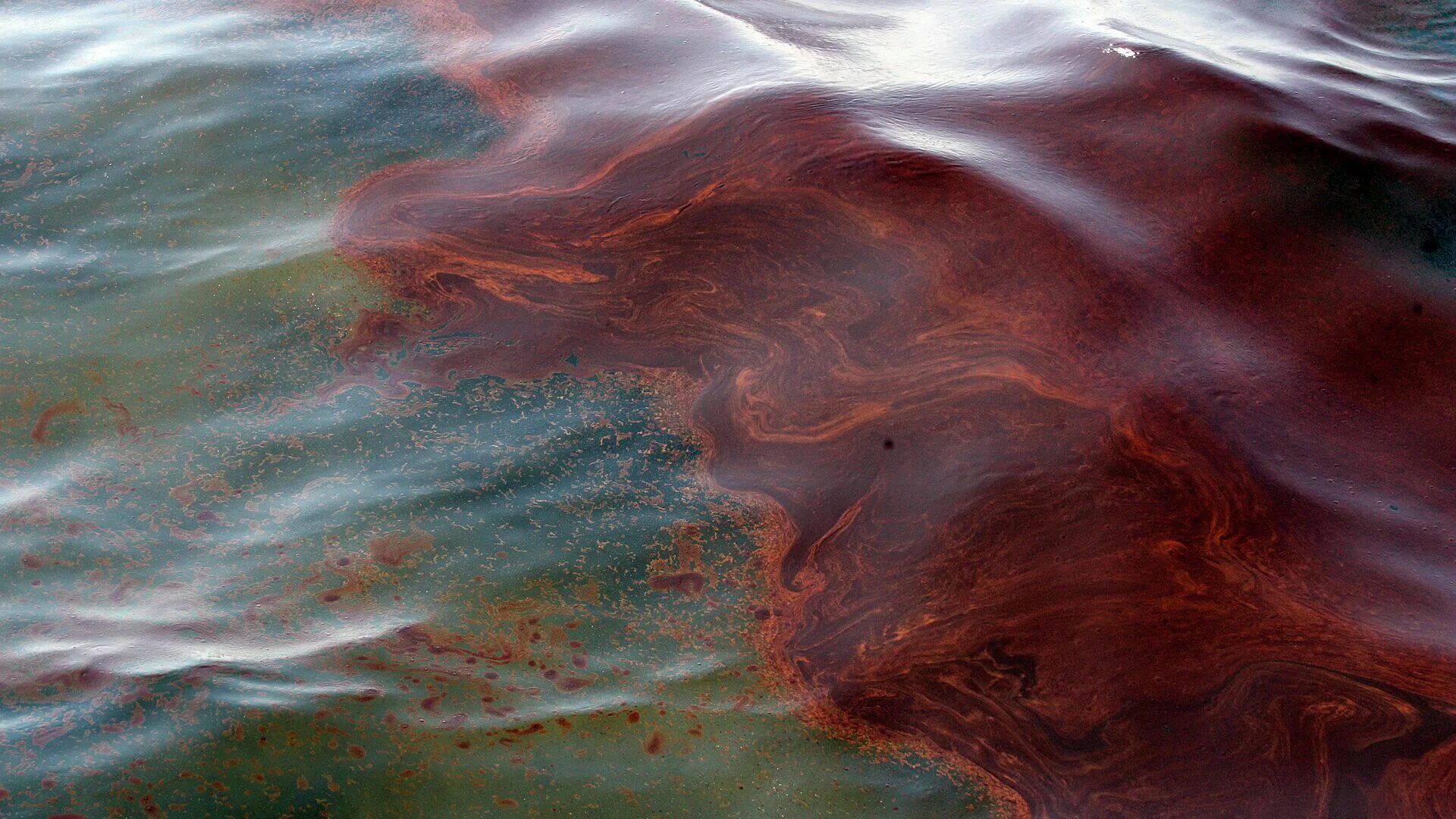 Масло пленка вода. Разлив нефти в Новороссийске 2021 Спутник. Разлив нефти Новороссийск Спутник. Черное море загрязнено нефтепродуктами. Разлив нефти в мексиканском заливе 2020.