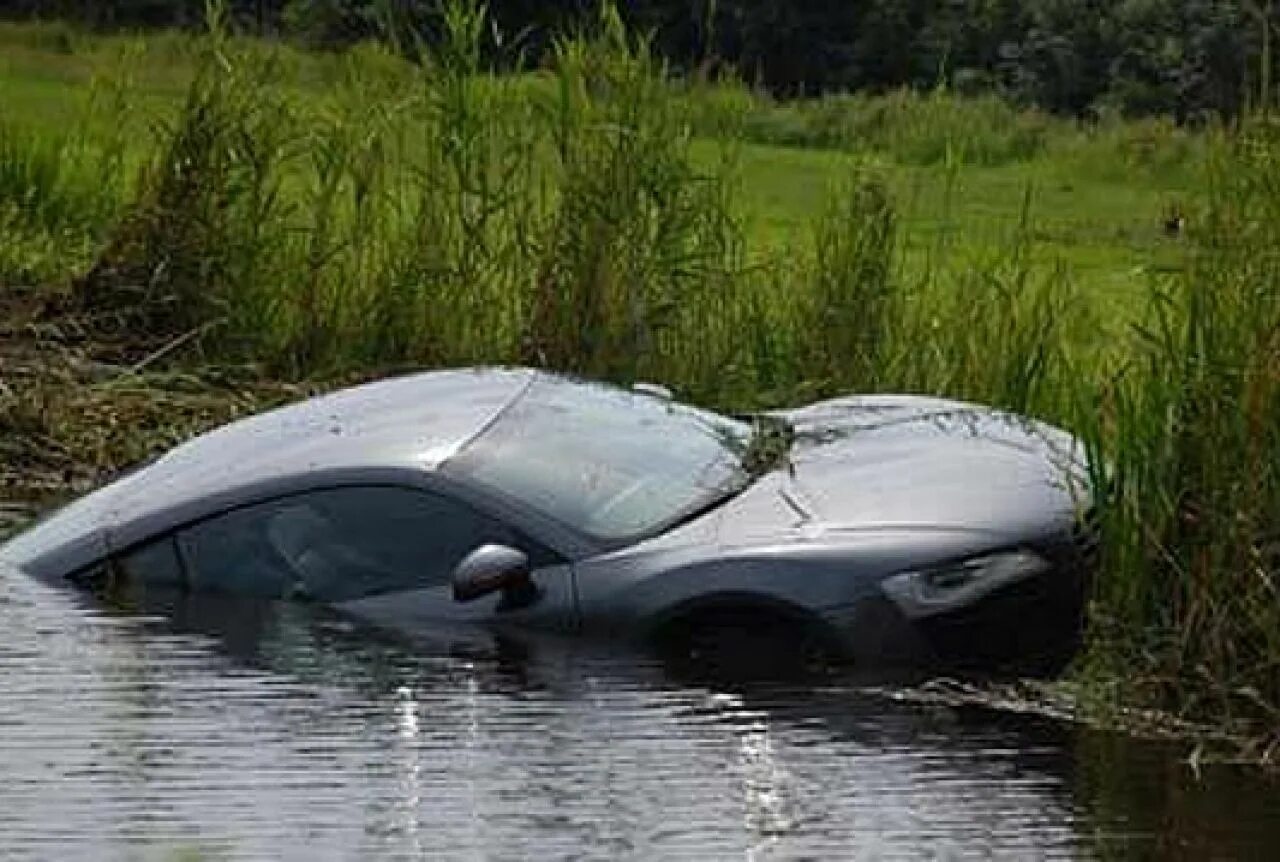 Затонувшие машины. Утонувший автомобиль. Автомобиль в реке. Утопленная машина. Автомобиль попал в воду