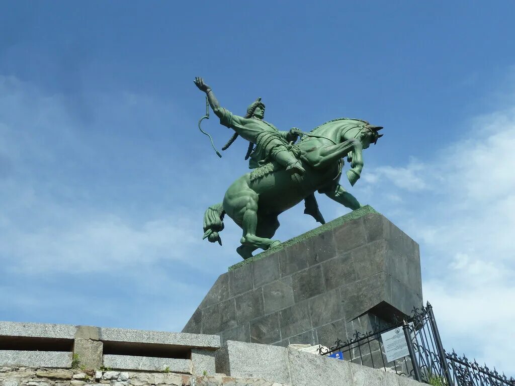 Салават юлаева отряд. Памятник Салавату Юлаеву Башкортостан. Салават Юлаев памятник в Уфе. Салават Юлаев Башкирский памятник. Площадь Салавата Юлаева.