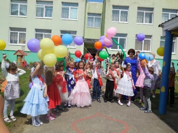 Д с родничок. Выпускной в детском саду королевство. Кременки выпускной в саду Родничок. П игра детский сад Родничок. Детский сад no 30 Родничок Серпухов.