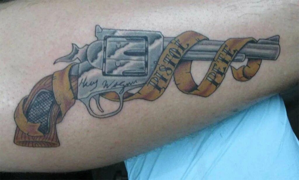 Тату револьвер. Tattoo guns. Тату револьвер. Револьвер тату реализм. Тату гангстеров.