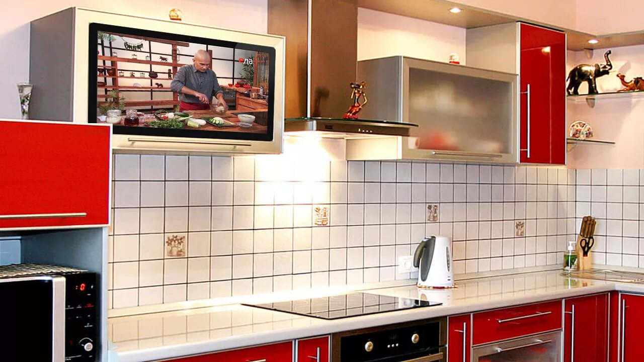 Встраиваемый телевизор для кухни. Телевизор встроенный в кухню. Телевизор встроенный в кухонный фасад. Телевизор в кухонном фасаде.