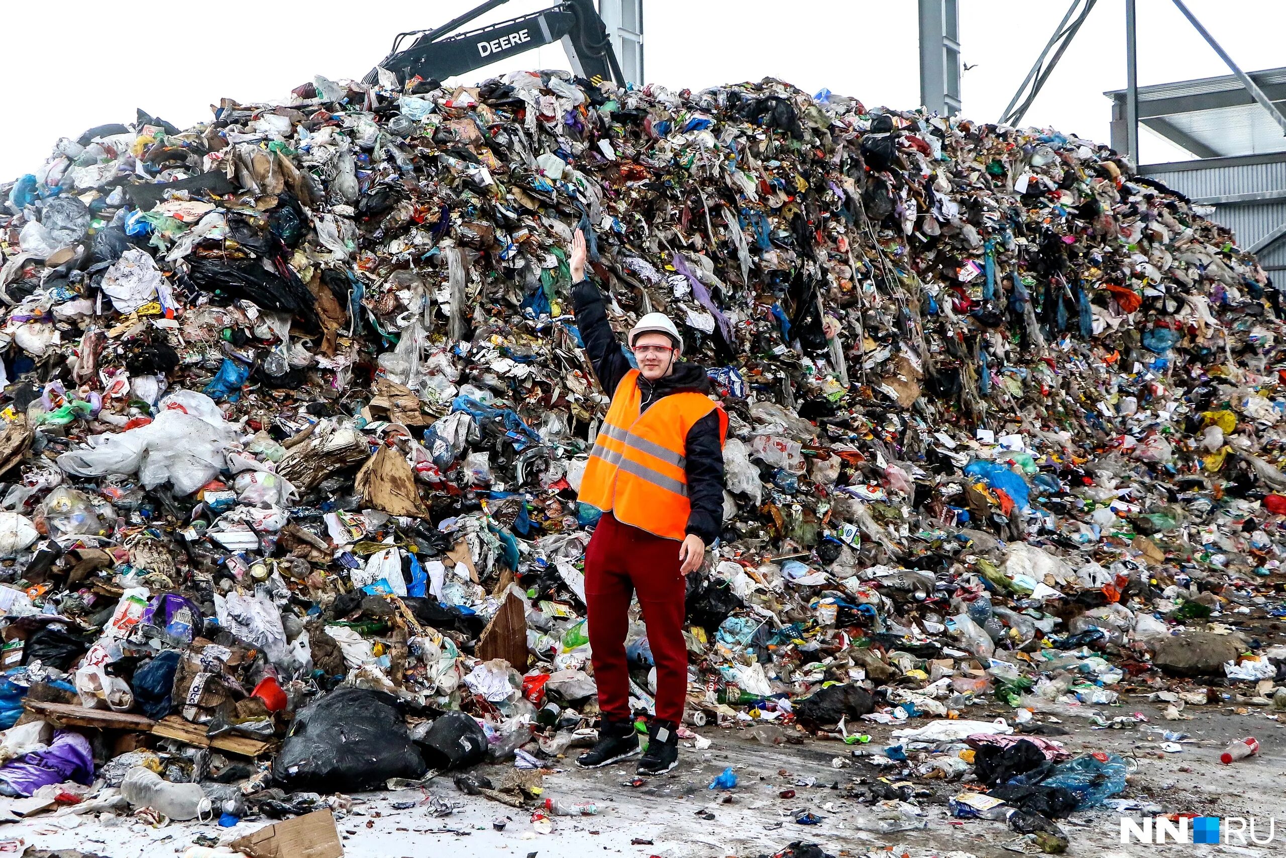 свалка. куча мусора. большая свалка мусора. свалка мусора. много отходы.