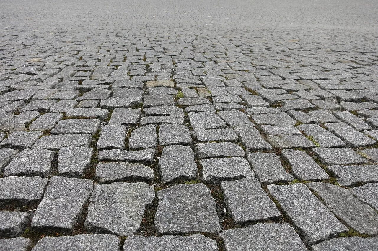 Ground stone. Каменная булыжная дорога Калининград. Брусчатка булыжная Мостовая. Мощеная дорога мощенная булыжником дорога. Каменный пол.