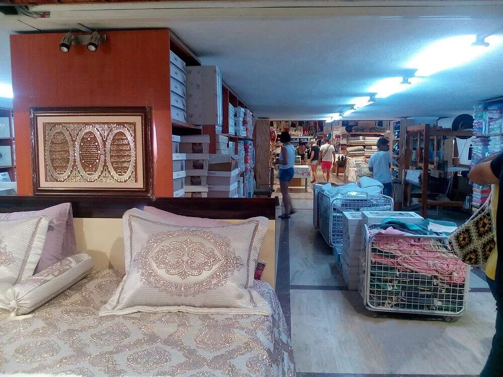 Arya home. Фабрика домашнего текстиля. Текстиль из турции. Турция магазины текстиль. Интерьер магазина домашнего текстиля.