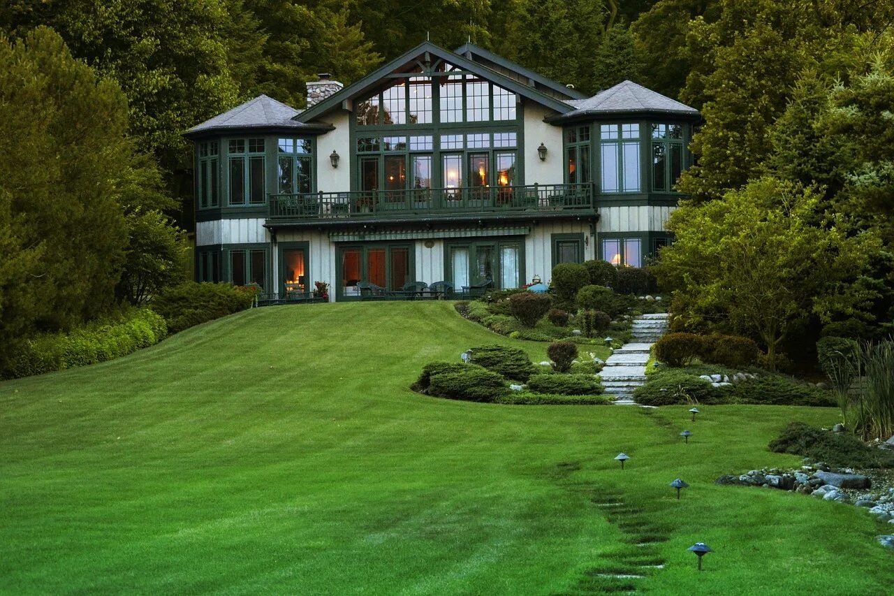 Большое зеленое г. Красивые коттеджи. Дом с газоном. Коттедж с газоном. Дом с лужайкой.