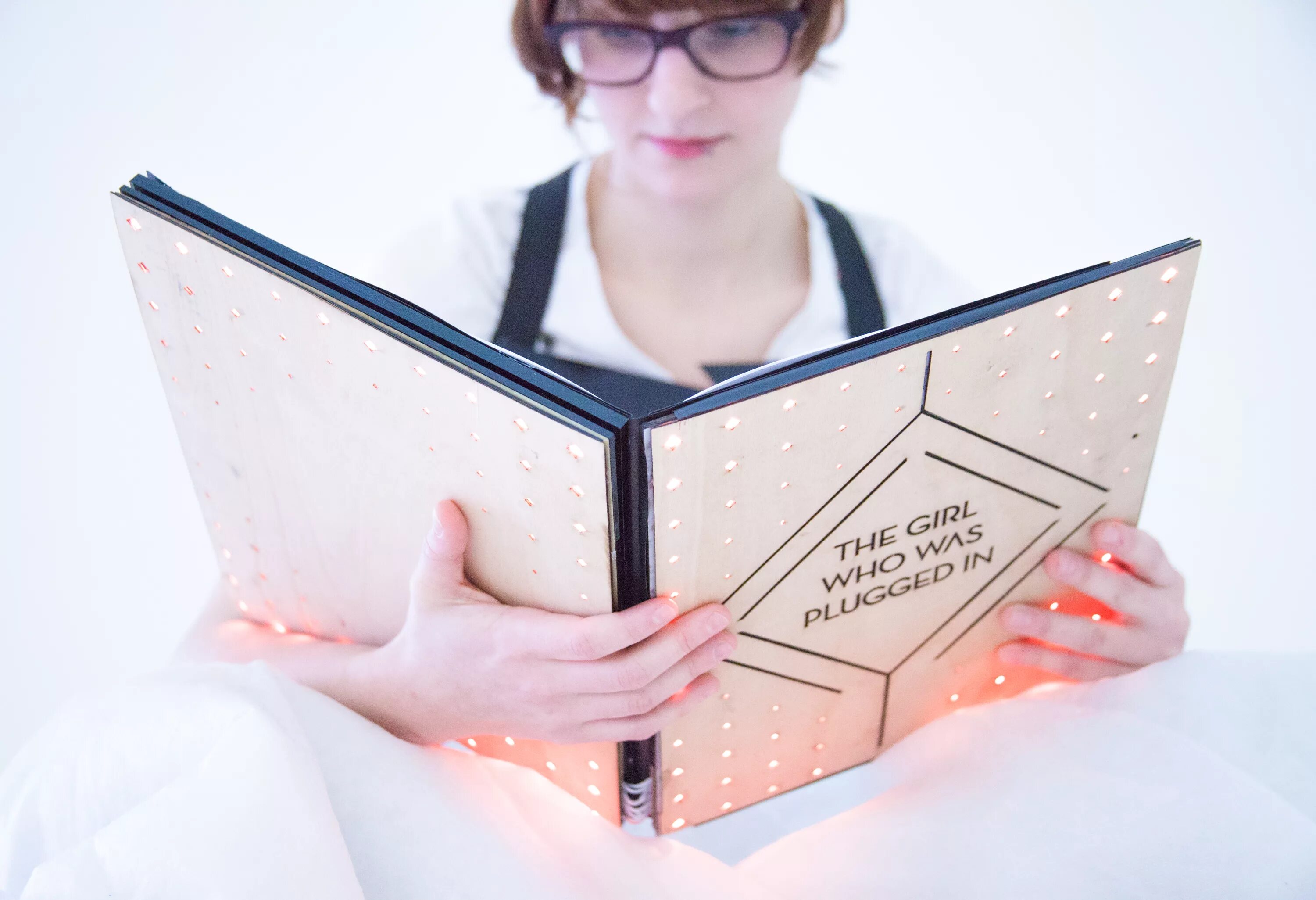 Поставь какую нибудь книгу
