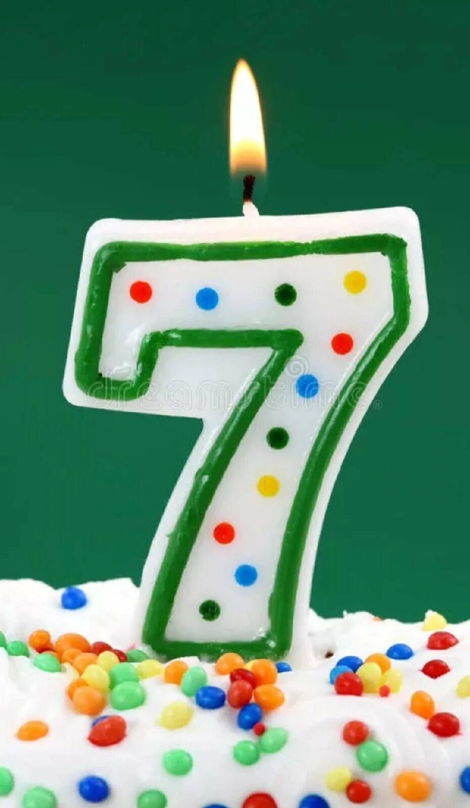 Поздравляю с семилетием. С днем рождения семь лет. Торт со свечкой 5 лет. Свечка 7 лет. Сколько исполнится 7 лет
