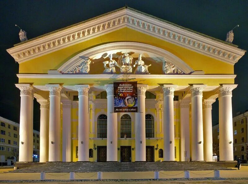 драмтеатр калуга ночью. калуга театральная площадь 1 калужский областной драматический театр. областной драматический театр калуга. калужский областно́й драматический теа́тр. театр калуга театральная площадь.