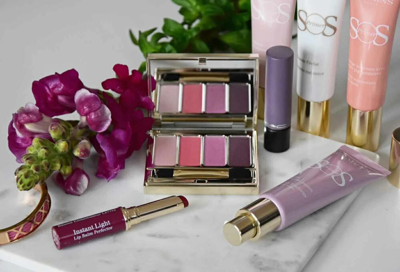 Кларанс летняя коллекция 2021. Помада кларанс жоли руж обзор. Clarins макияж модели. Clarins paris huile confort levres пробник. Косметичка сады токио кларанс.