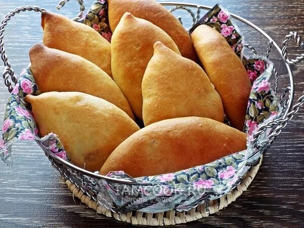 Пирожки с капустой как называется. Пирожки. румяный пирожок. домашние пирожки. пирожки с капустой и яйцом.