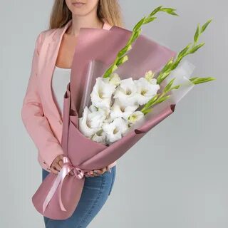 Гладиолусы в цветочном магазине