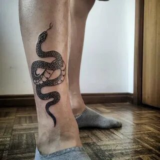 Тату змеи на ноге для девушек
