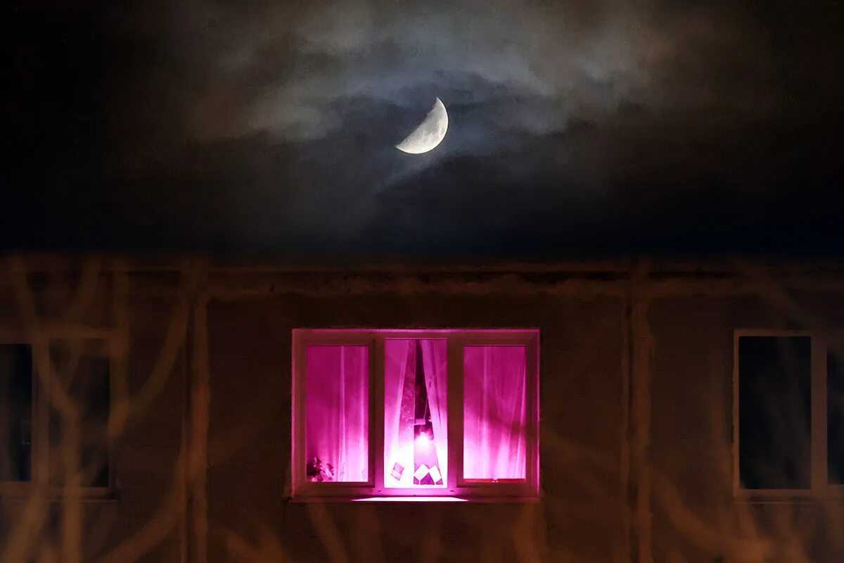 Розовые лампы в окнах. Фиолетовый свет в окнах домов. Фиолетовые лампы в окнах домов что это такое. Фиолетовые лампы в окнах. Почему окна некоторых