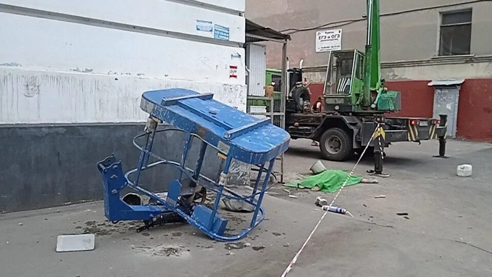 Люлька сорвалась. Строительная люлька упала.