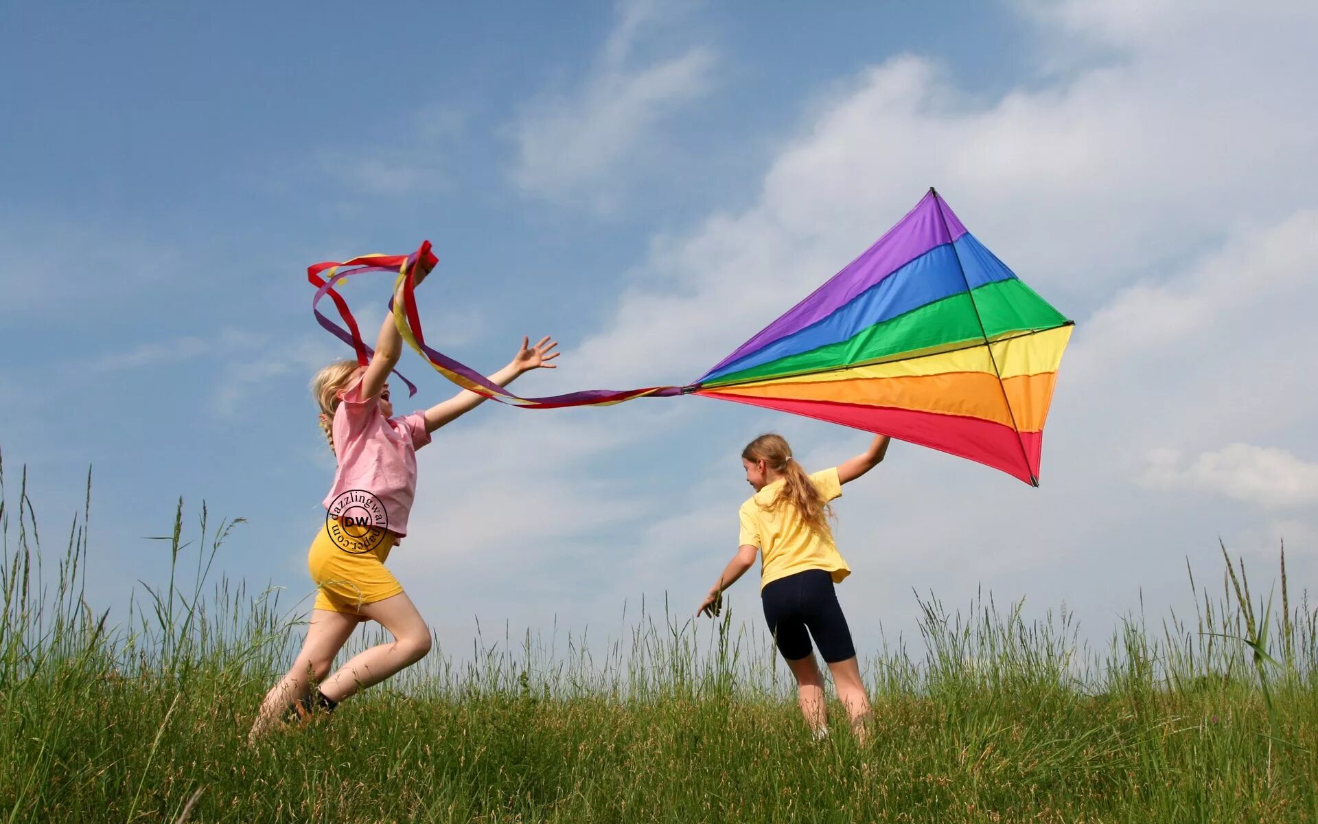 Kid flying. Запускать воздушного змея. Ребенок с воздушным змеем. Дети запускают воздушного змея. Красивый воздушный змей.