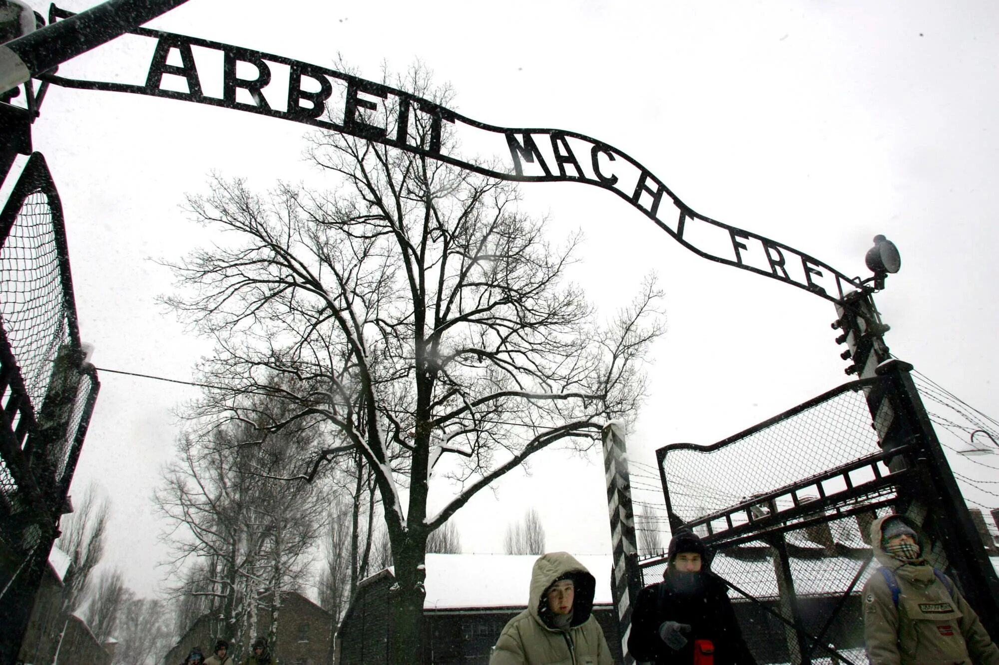 Arbeit macht frei Освенцим ворота. Арбайт Махт Фрай Освенцим. Arbeit macht frei ворота. Ворота лагеря Освенцим.