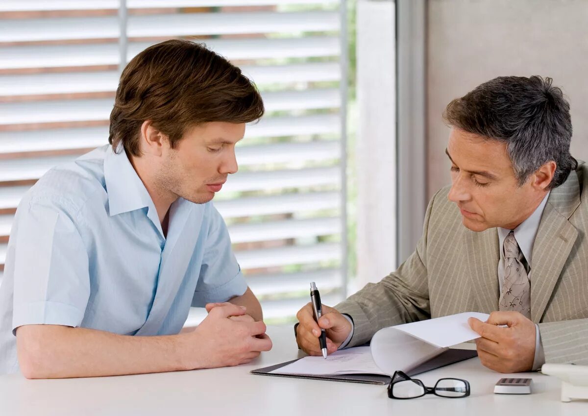 некачественный товар. консультация. недовольный покупатель. девушка в офисе недовольная. встреча с клиентом.