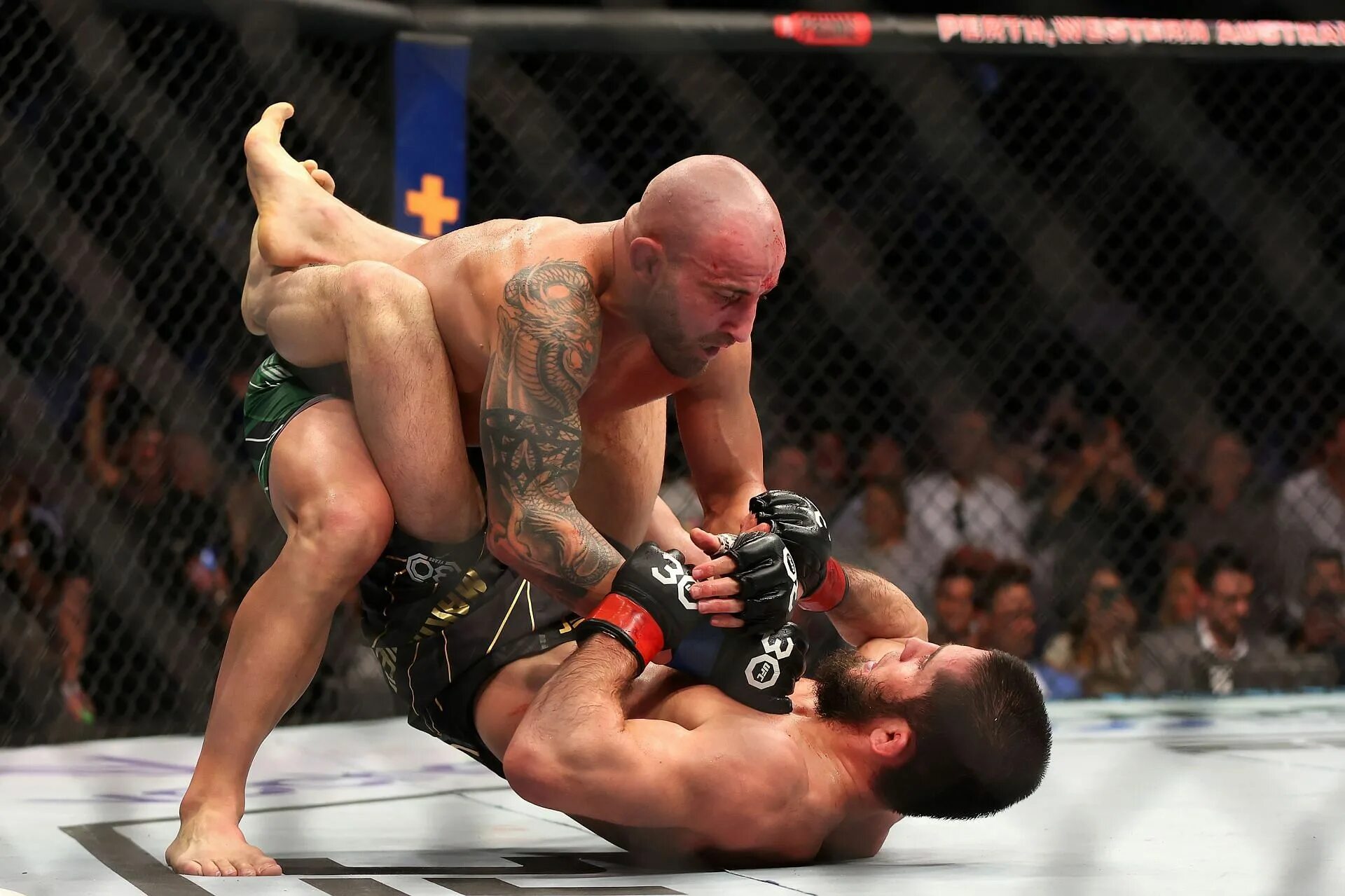 Бой ufc вчера. Махачев волкановски. ufc волкановски. ufc махачев волкановский.