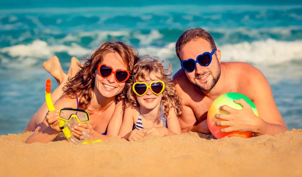 Лето дети море. Занял лежак. Люди отдыхают на море. Девушка-море. Отдыхающие на пляже люди.