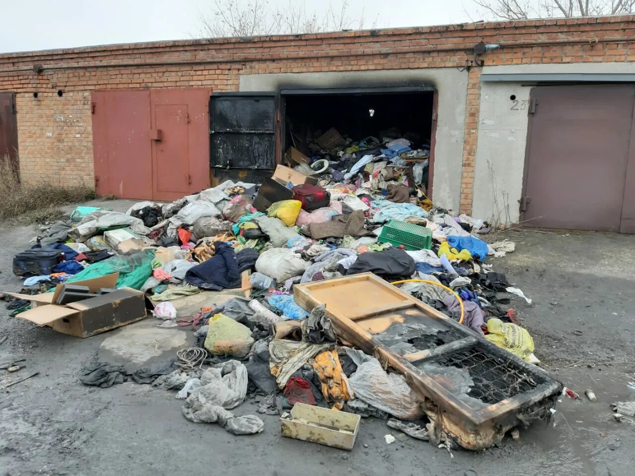 Бомж гараж. Мусорка в гараж. Хлам в гараже. Гараж заваленный хламом.