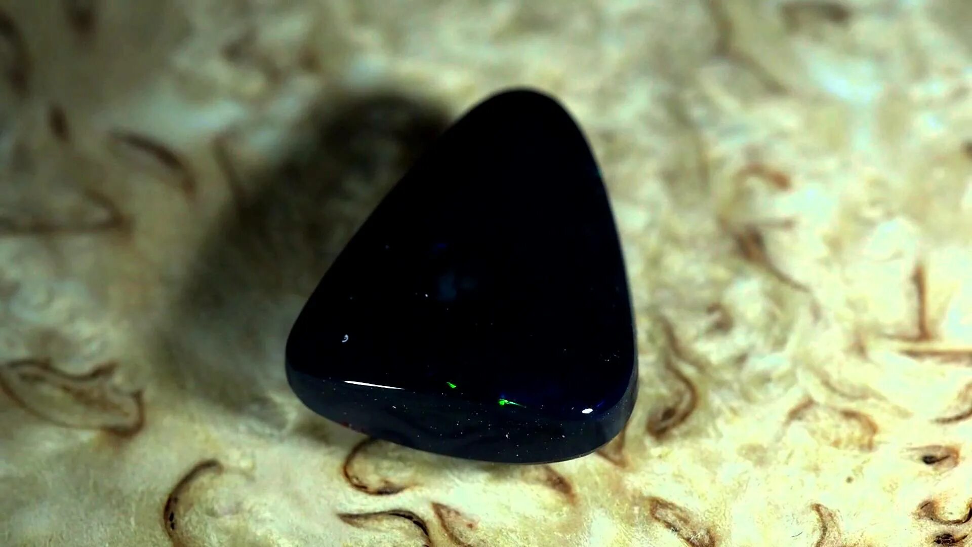 Чёрный опал камень. Благородный черный опал. Черный полудрагоценный камень. Драгоценные камни черного цвета.