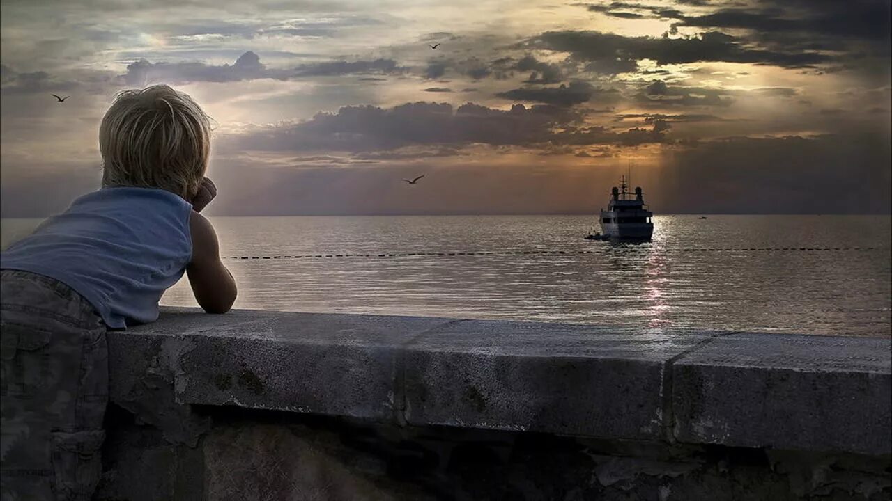 Девочка на море. Мальчик на море. Одиночество на берегу моря. Море одиночество. Ая мечтаю