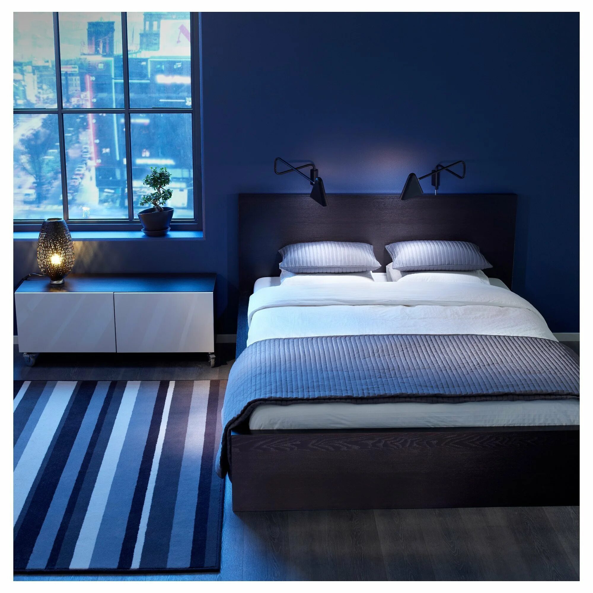 Спальня в синих тонах. Спальня в синем цвете. Темно синяя спальня. Спальня в зимних тонах.