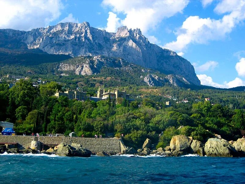 Город находился на южном берегу. Воронцовский дворец Алупка вид с моря. Алупка гора ай Петри. Ай Петри с моря. Ялта горы.