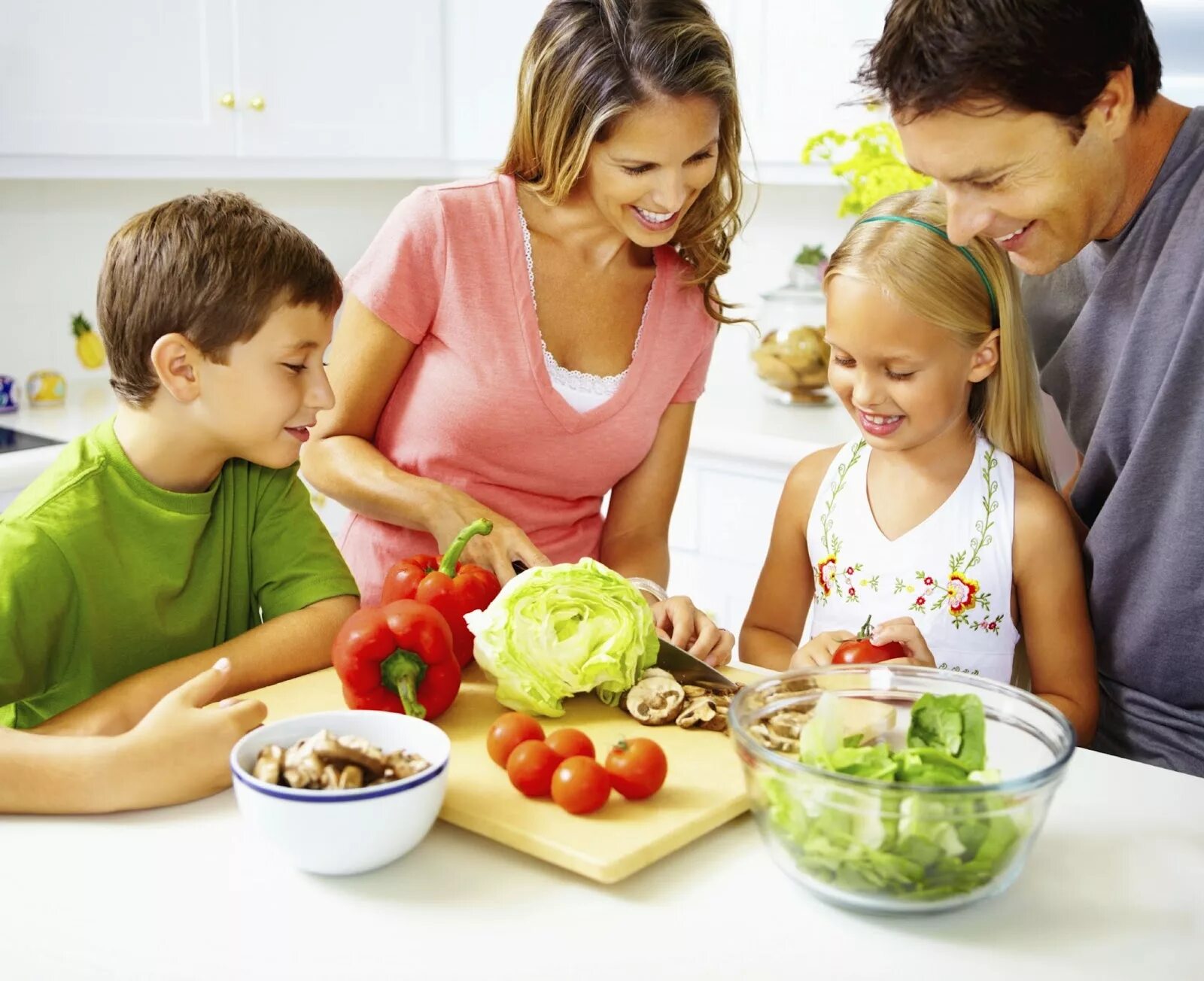 Vegetable family. Здоровое питание для детей. Здоровая еда для детей. Здоровое питание для всей семьи. Здоровые родители Здоровые дети.