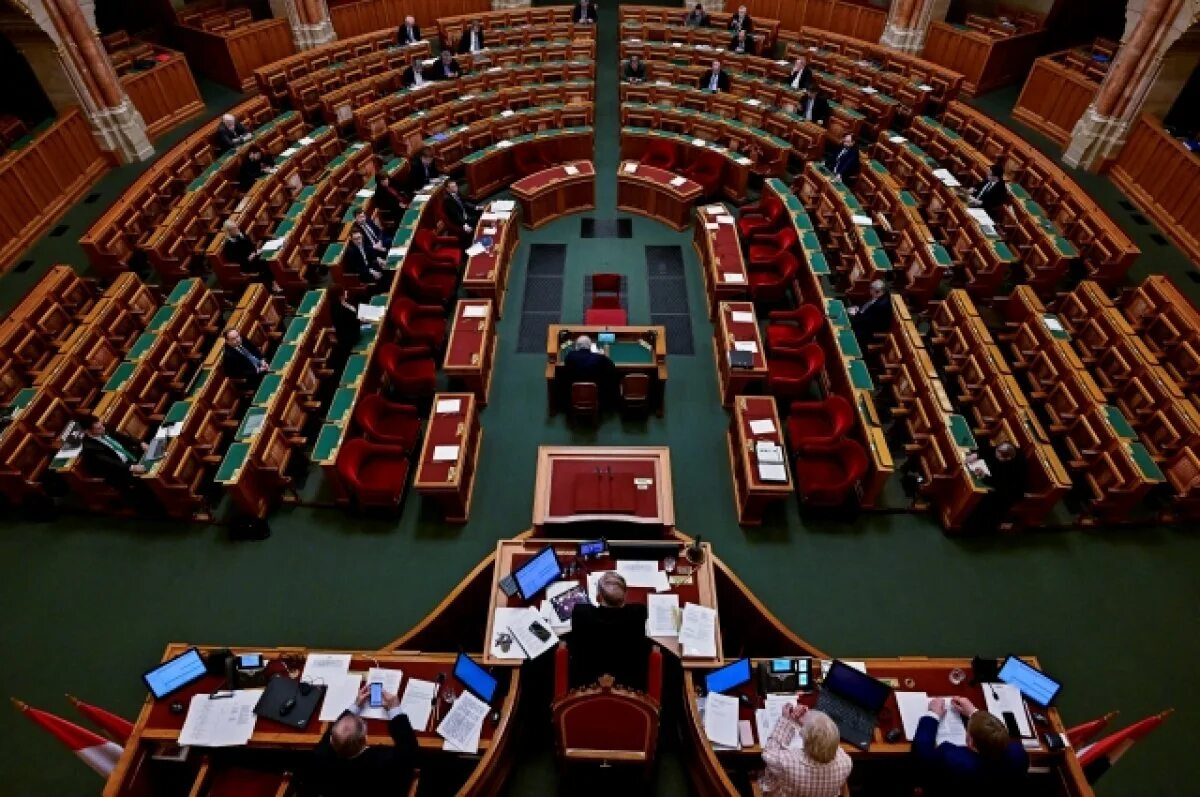 Венгерский парламент. Парламент Венгрии внутри заседание. Парламент Киргизии. Венгрия ратифицировала вступление Швеции в НАТО.