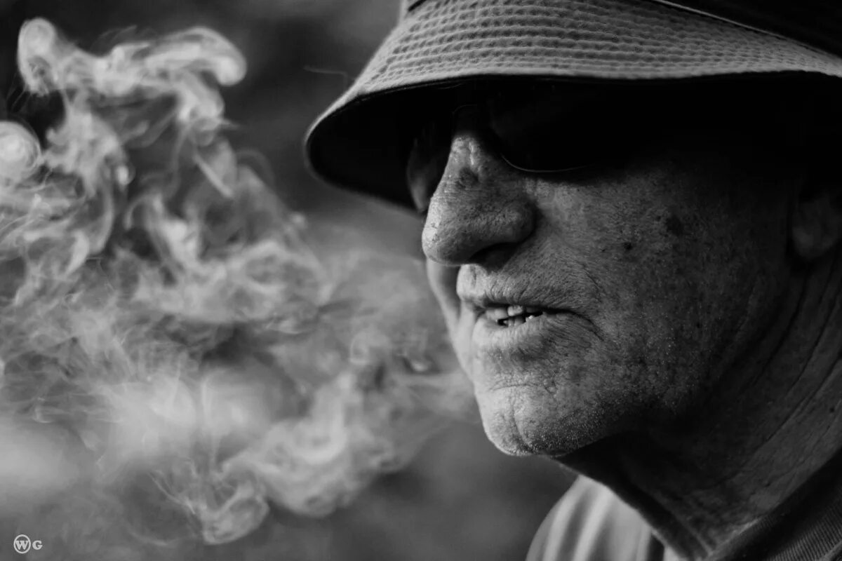 Дымок но старый. Дед в дыму. Портрет дед дым. Дедушка и дым фото.