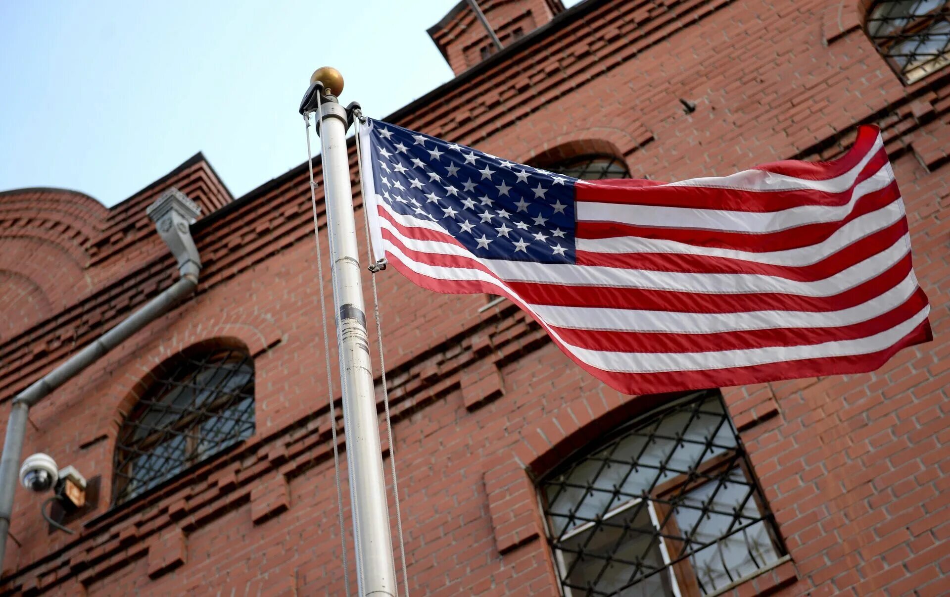 Сколько посольству сша