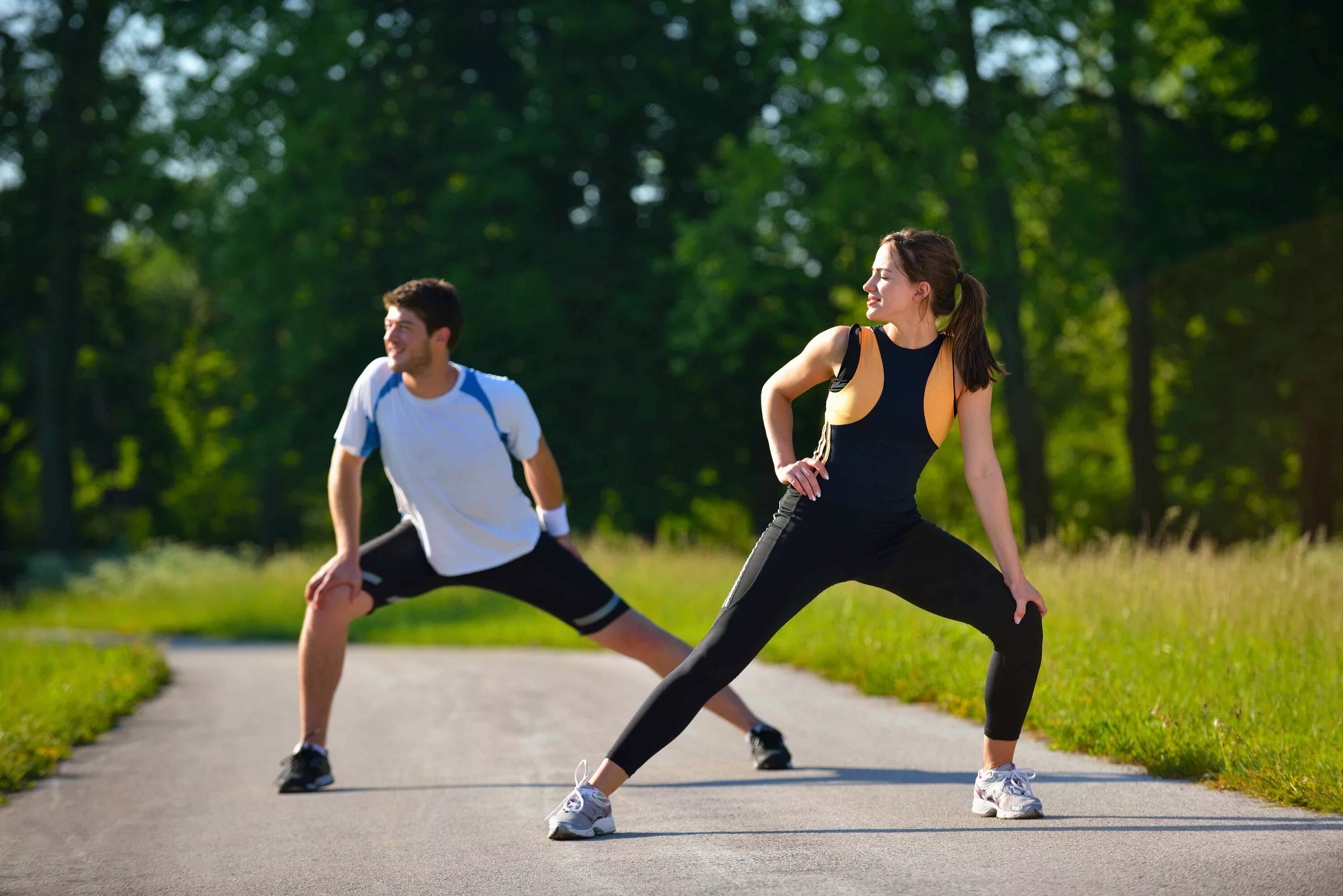 Young people and sport. Спорт бег и стрейчинг. Бег трусцой. Растяжка бег. Фото на тему Джоггинг.