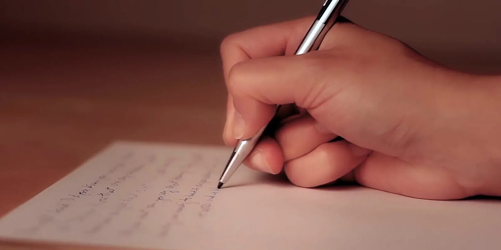 Письмо в руках. Рука пишет. Пишет письмо. Письмо от руки. Аккуратный написание