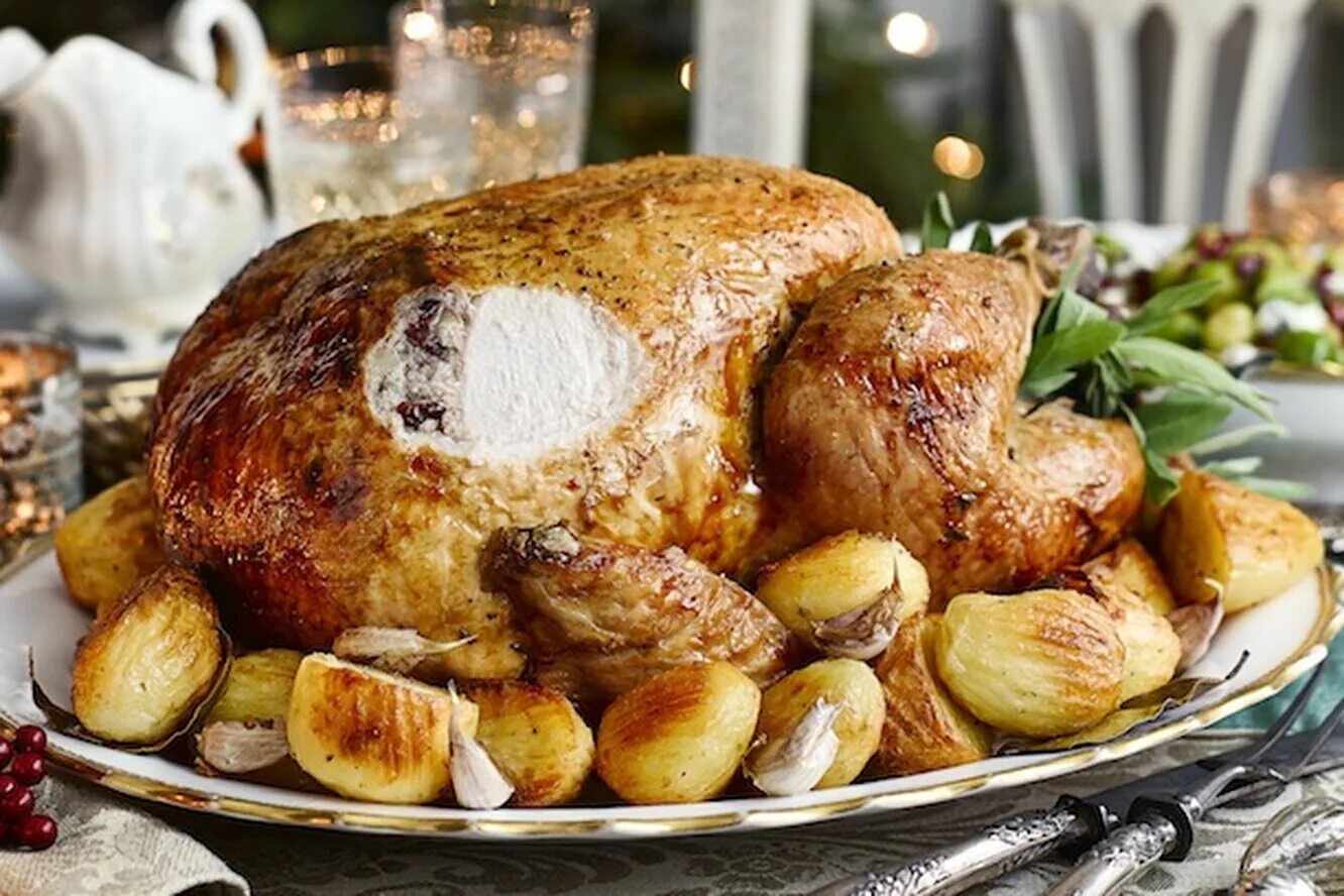 Курица с картошкой в духовке. Запеченный картофель с курицей. Курица в духовке целиком с картофелем. Запеченная курица с картошкой в духовке. Курица в духовке целиком с картофелем.