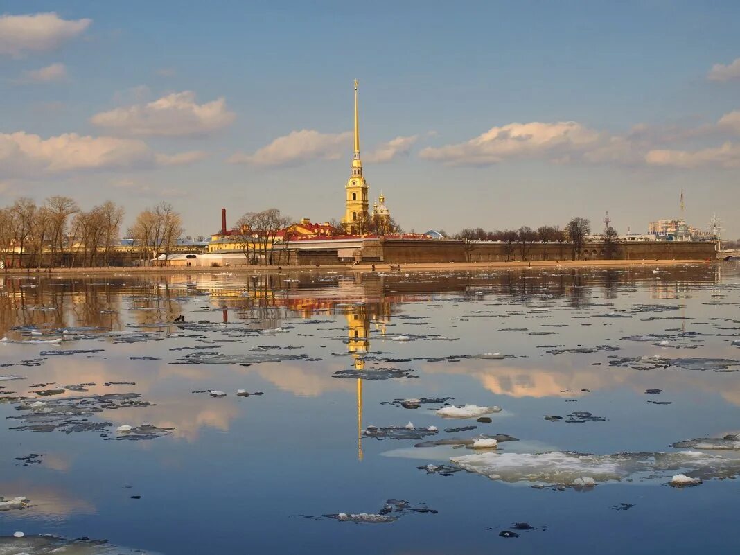 Петропавловская крепость с Невы. Петропавловская крепость ледоход. Петропавловская крепость зимой. Петропавловская крепость март. Ледоход на неве