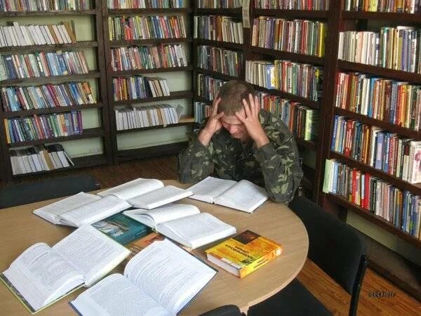 Библиотека воинской части. Военные книги. Военнослужащие в библиотеке. Военная книжка. Читать курсант 1