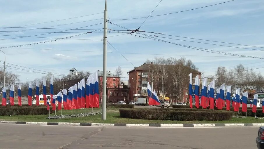 Флаг россии для улицы. Украшение города к празднику. Украшение города к Дню Победы. Украшение флагами. Уличные украшения на день города.